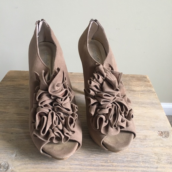 Charlotte Russe Ruffle Heels - Picture 5 of 5